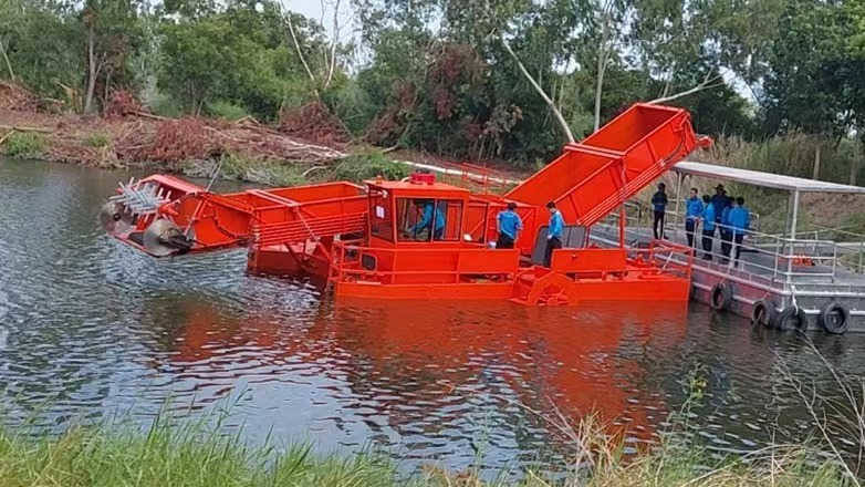 0.55 M Efficient Water Hyacinth Harvester With Hydraulic Drive 15.5mx6.52x3 M