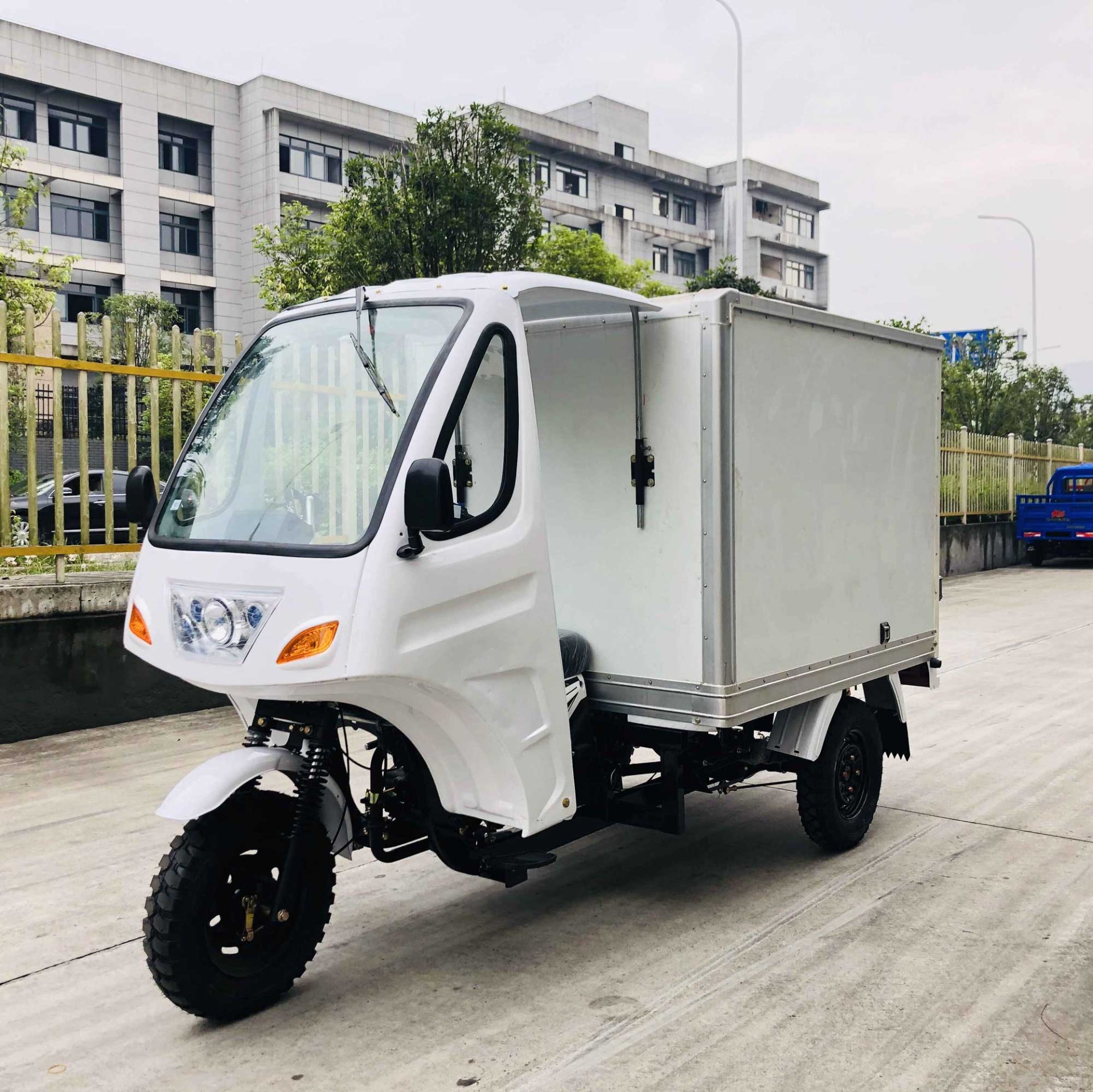 DAYANG Box Cargo Tricycle Longer Five Wheel Design with White Lifan Body and 800W Power