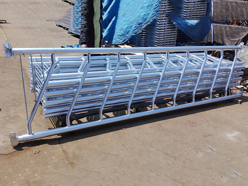 High Rigidity Cattle Feed Barriers Gates , Locking Yoke Feed Barriers