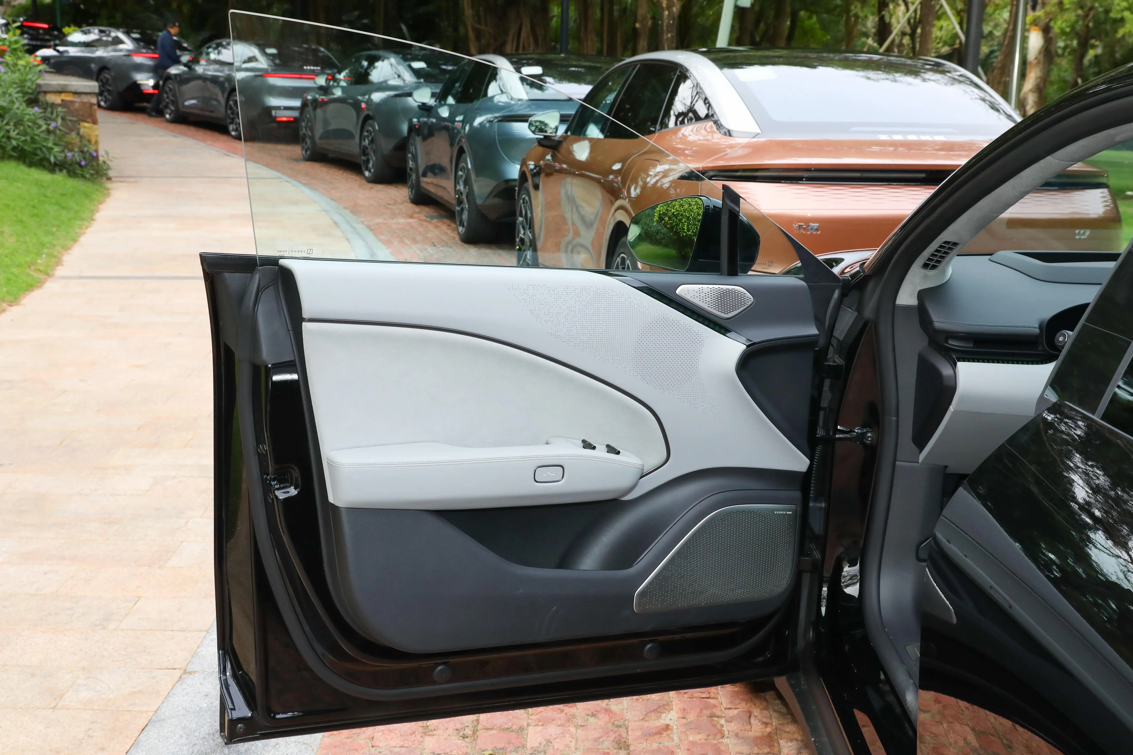 Zeekr 007 Electric Car Powered by Lithium Iron Phosphate Battery and 220kW Max. Power