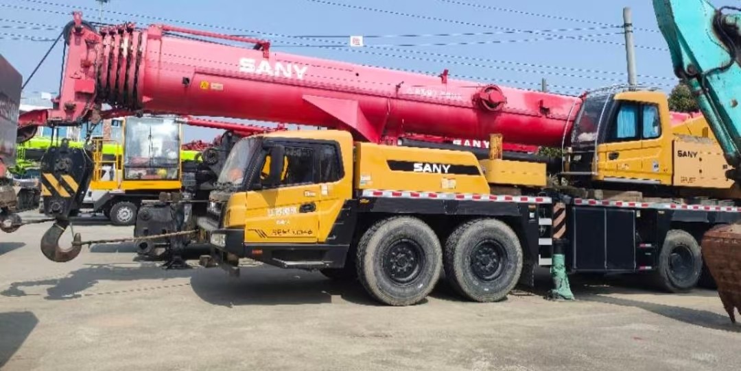 80 Tons Mobile Truck Crane with High Operating Efficiency and 57.6 Meters Max Working Height