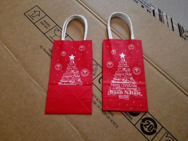 Wholesale customized artpaper shopping bag paper gift box with twisted handle