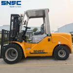 Heavy Duty Container Lifting 4ton Diesel Forklift with Closed Cabin and LED