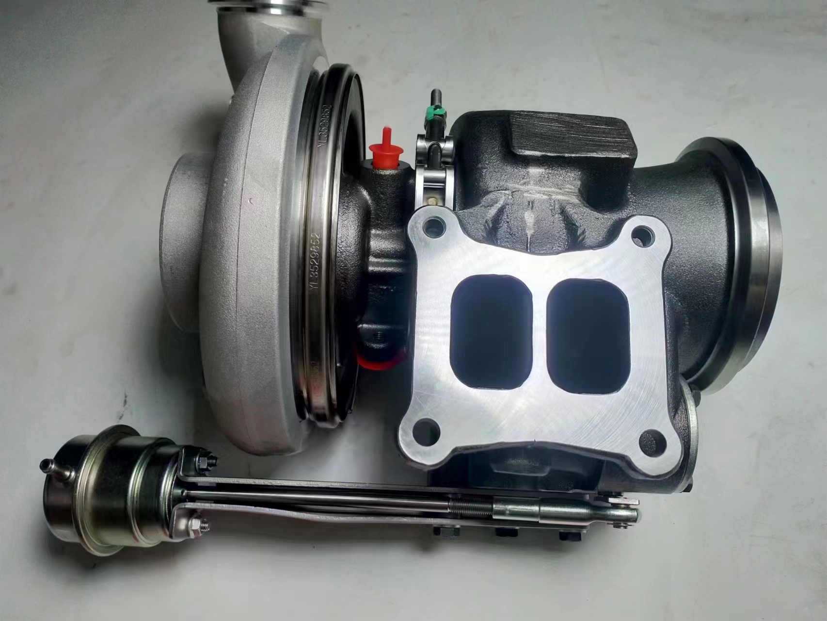 Car Fitment Cummins 33*29*27 Engine Turbocharger Diesel Engine Parts W2011343099 4046026X
