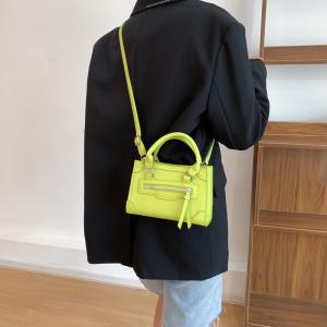 China Sport Puffer Bag Trendy Fashion Quilted Duffel Travel Tennis Pickleball Tote Bag wholesale