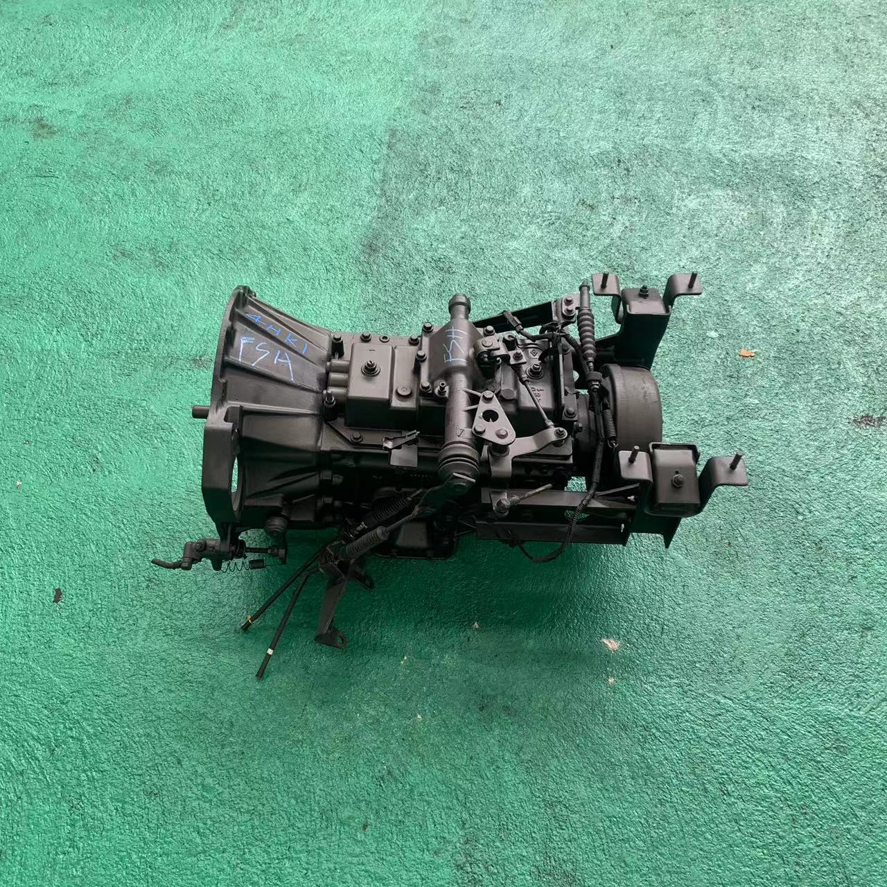 4HK1 Used Gearbox for Isuzu 5 Speed 4x2 Transmission Displacement 2.0L Year 1993-2003