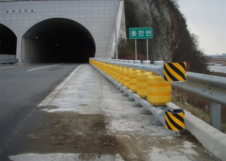 Tunnel Entrances Highway Roller Barrier With Yellow Red