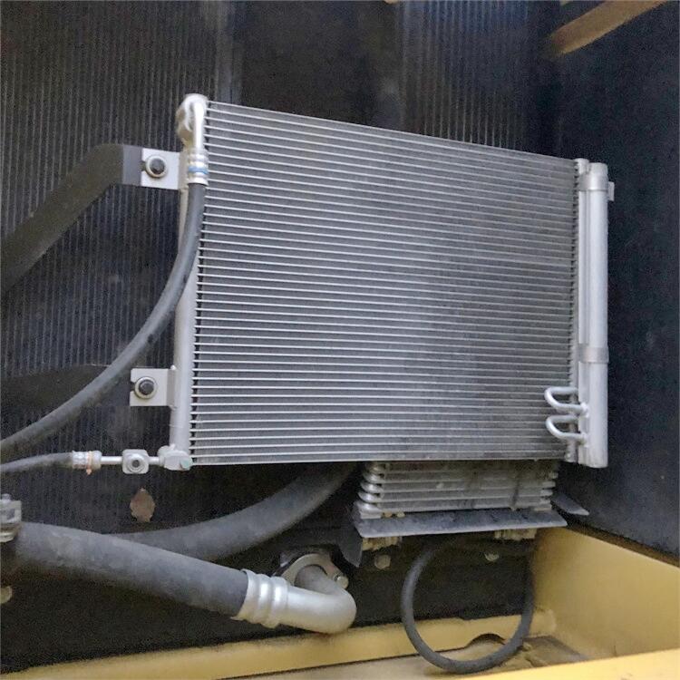 Shanghai Good Condition Komatsu PC220-8MO Excavator 22T with Original Hydraulic Valve