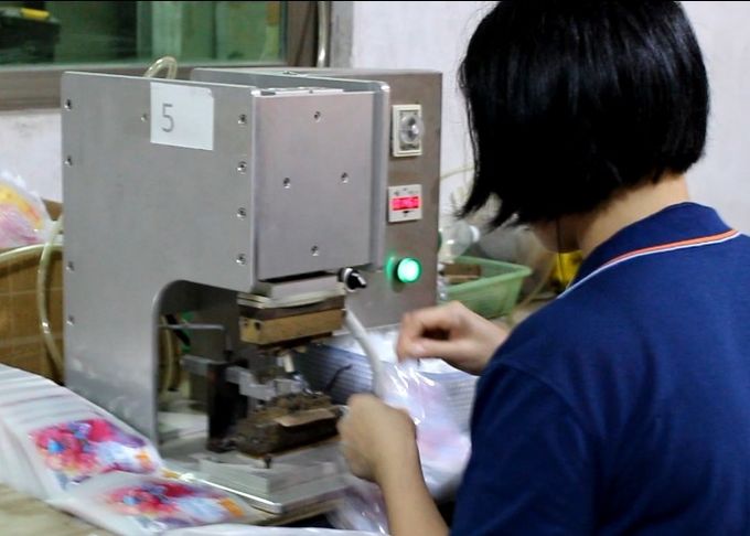 60pcs/min 1800w Verticalf Foil Pouch Seal Up Machine