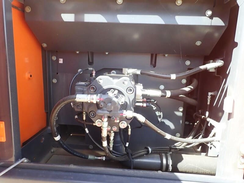 Japan Used Doosan DX300LC Excavator with 2.9TON Operating Weight and Original Cylinder