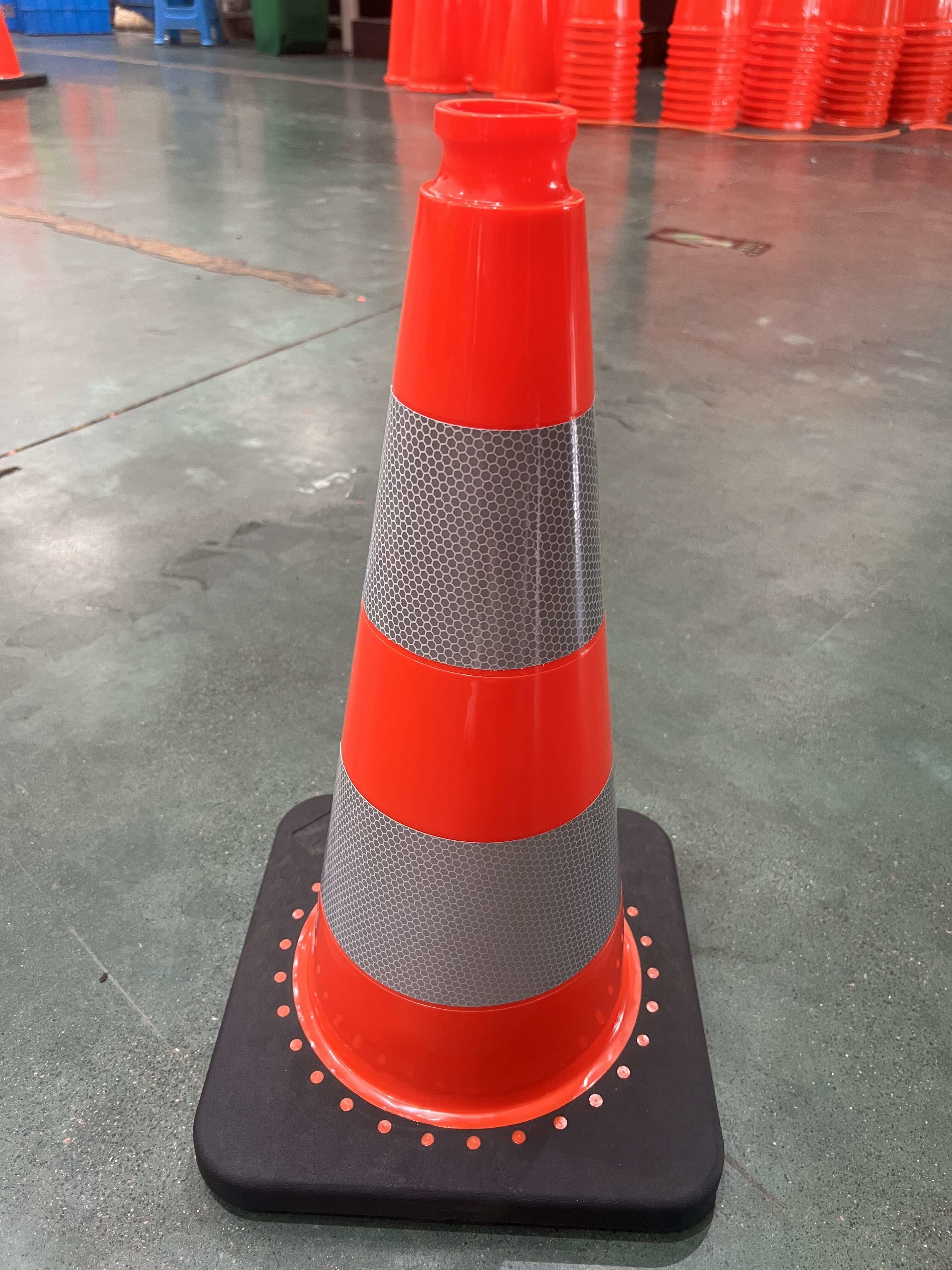 2kg 28 Traffic Cones Orange White Warning Cones 50cm Orange Cones For Parking