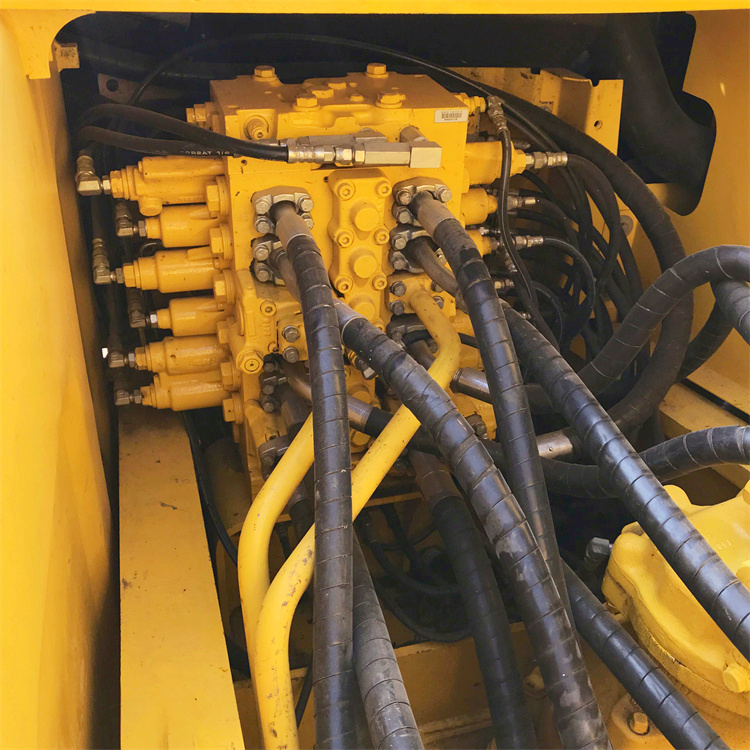 110 KW Good Condition Japan Original 20 Ton Hydraulic Used Komatsu PC200-8 Excavator in Shanghai