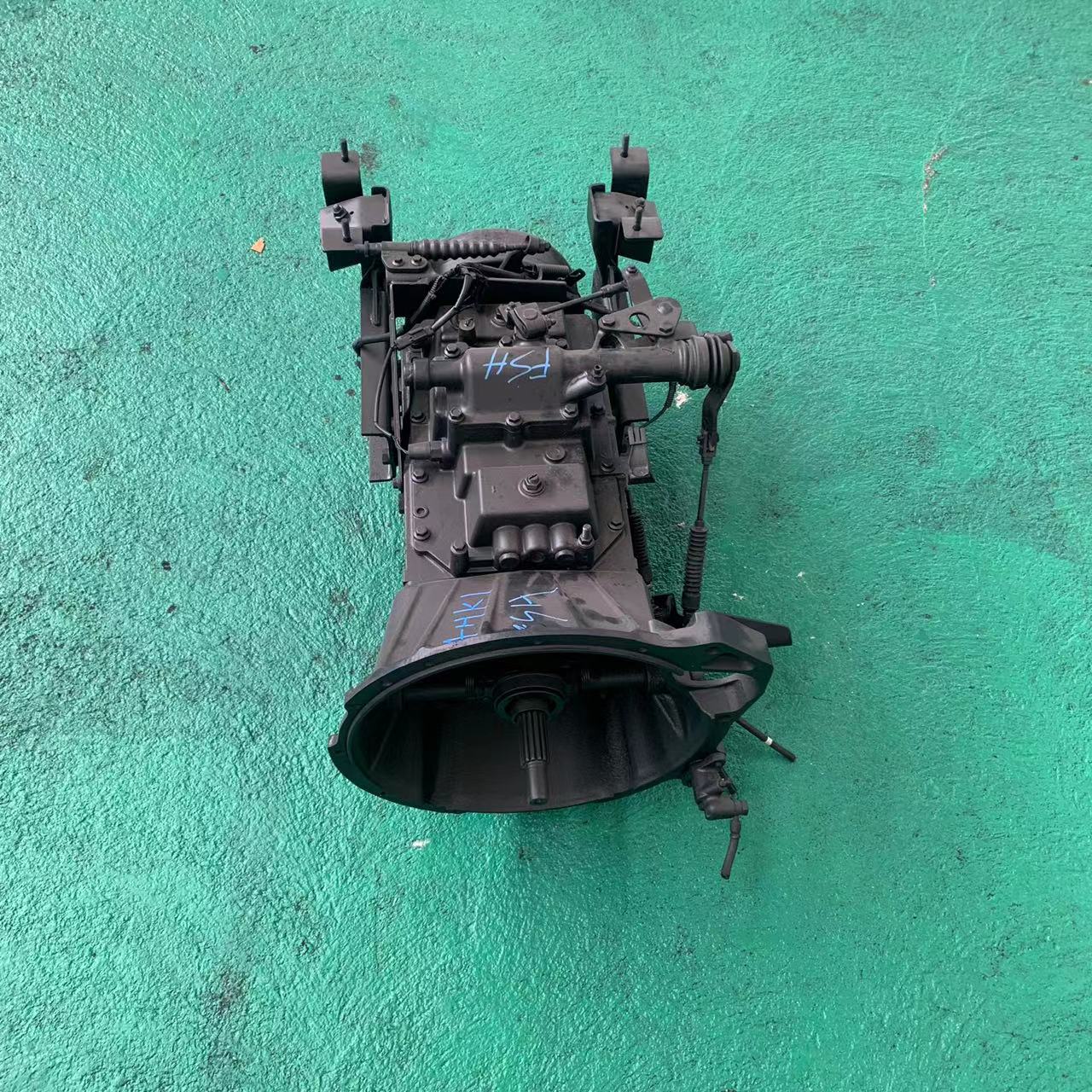 4HK1 Used Gearbox for Isuzu 5 Speed 4x2 Transmission Displacement 2.0L Year 1993-2003