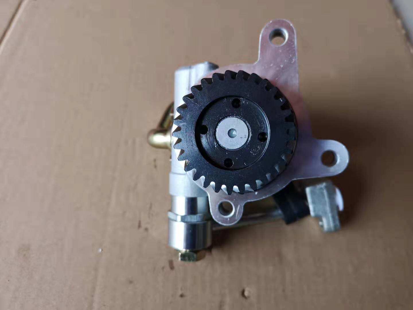 4JK1 4JJ1 Steering Pump 8979466980 Isuzu TFR TFS DMAX Pickup Power Steering Pump 29 Teeth Gear Long Oil Pipe
