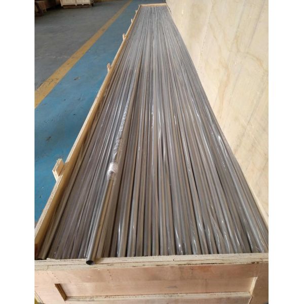 Seamless titanium pipe