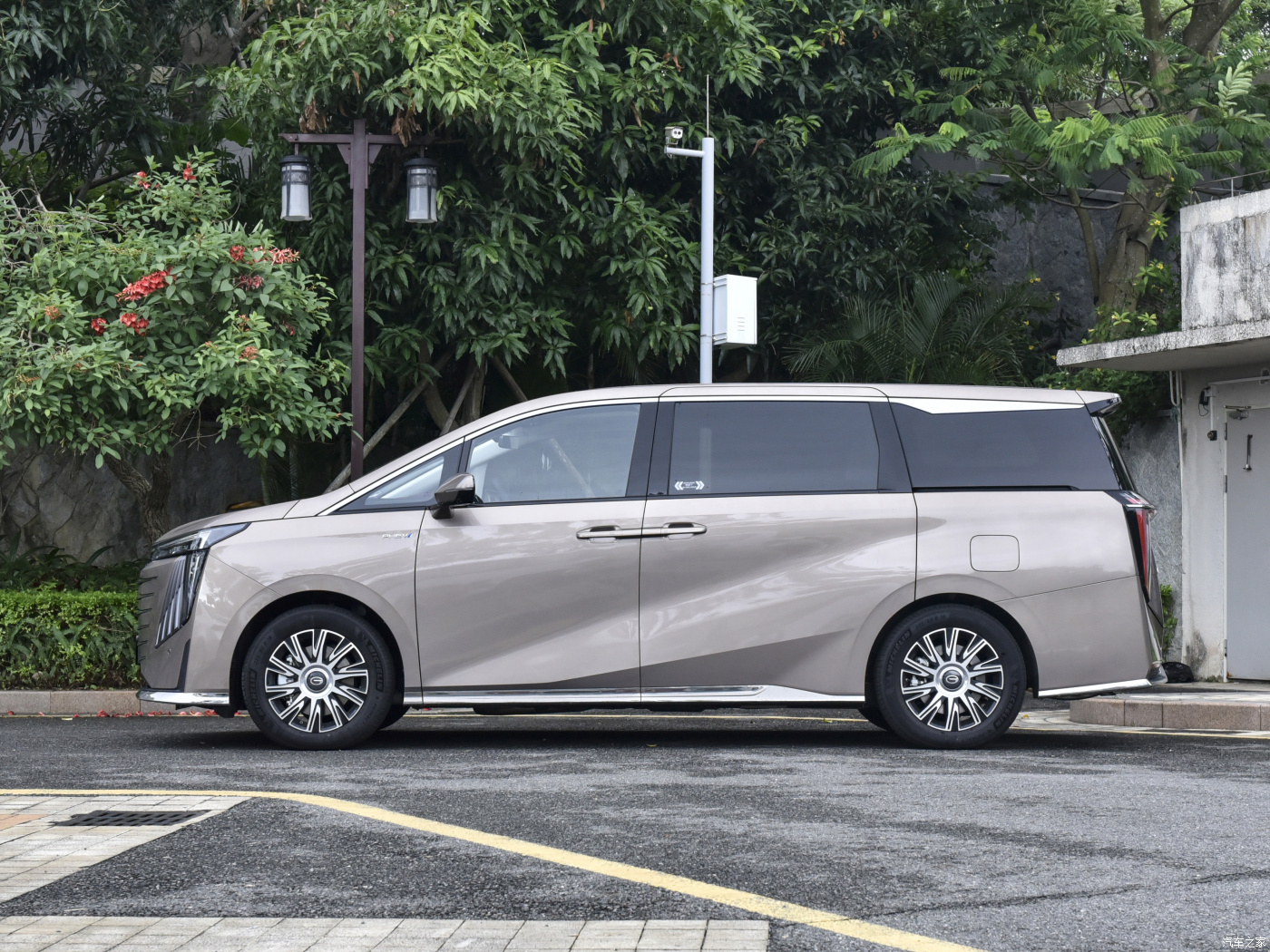 Gac Trumpchi E9 2023 MAX Plug-in Hybrid 2.0T 190HP 5door 7seater 3.5H Slow Charge