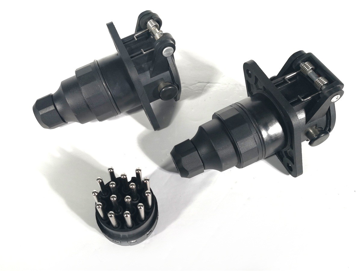 Industrial Trailer Plug Adapter Round RV Blade Type Weatherproof Receptacle Cover