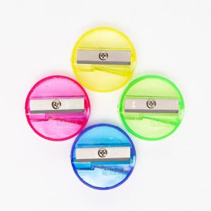 China Mini School Kids Round Handheld Pencil Sharpener With Cover wholesale