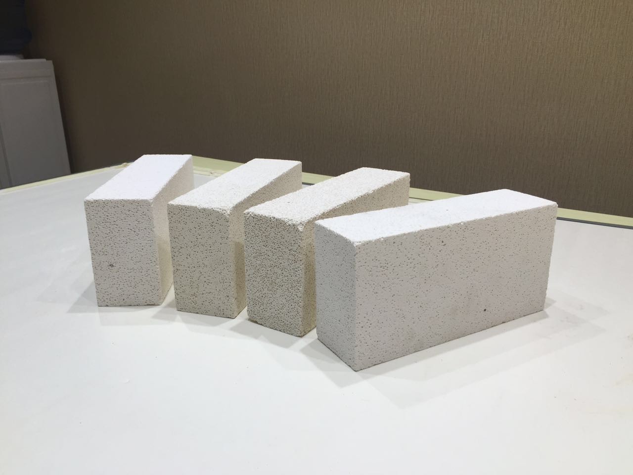 230*114*65 Mm White Mullite Bricks with High Heat Resistance Performance