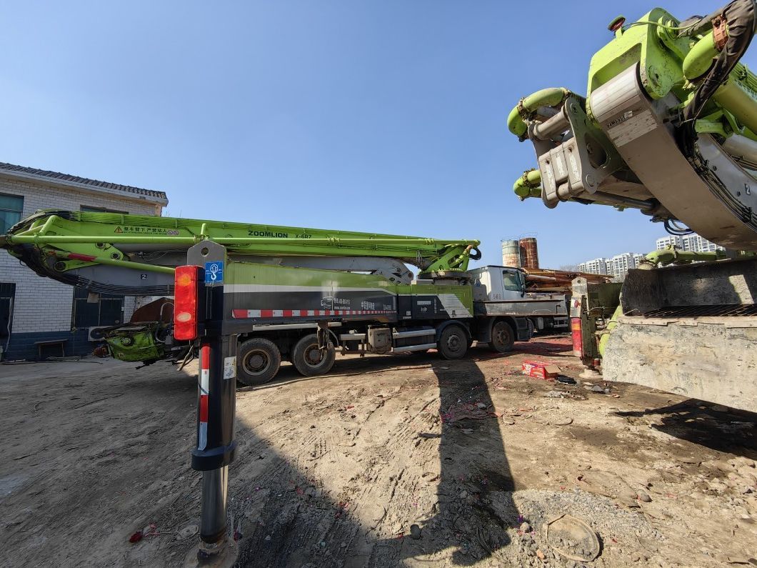 2018 Zoomlion 56m Concrete Pump Mercedes Benz Chassis Heavy Machinery