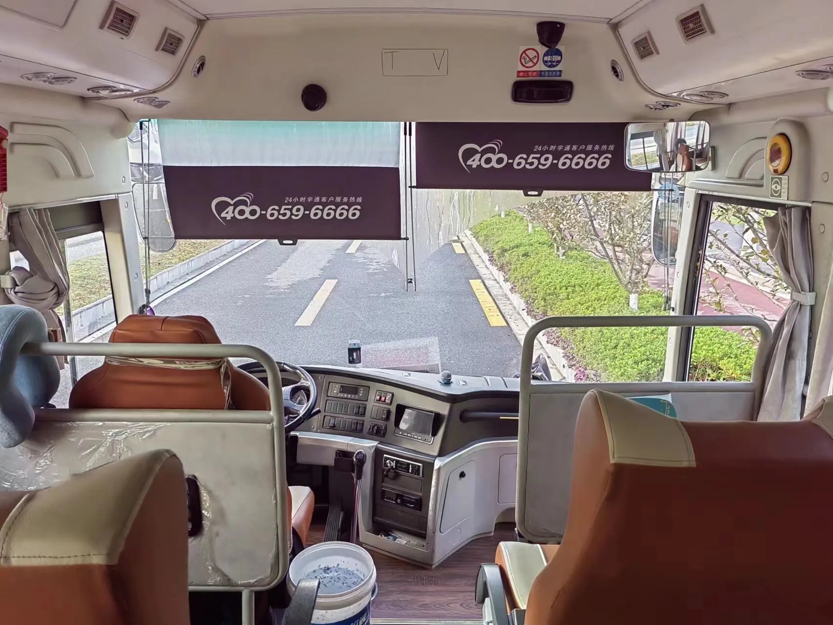 Used Shuttle Bus 47 Seats Yuchai 6 Cylinders Engine Air Conditioner 10.7 Meters Second Hand Young Tong ZK6115