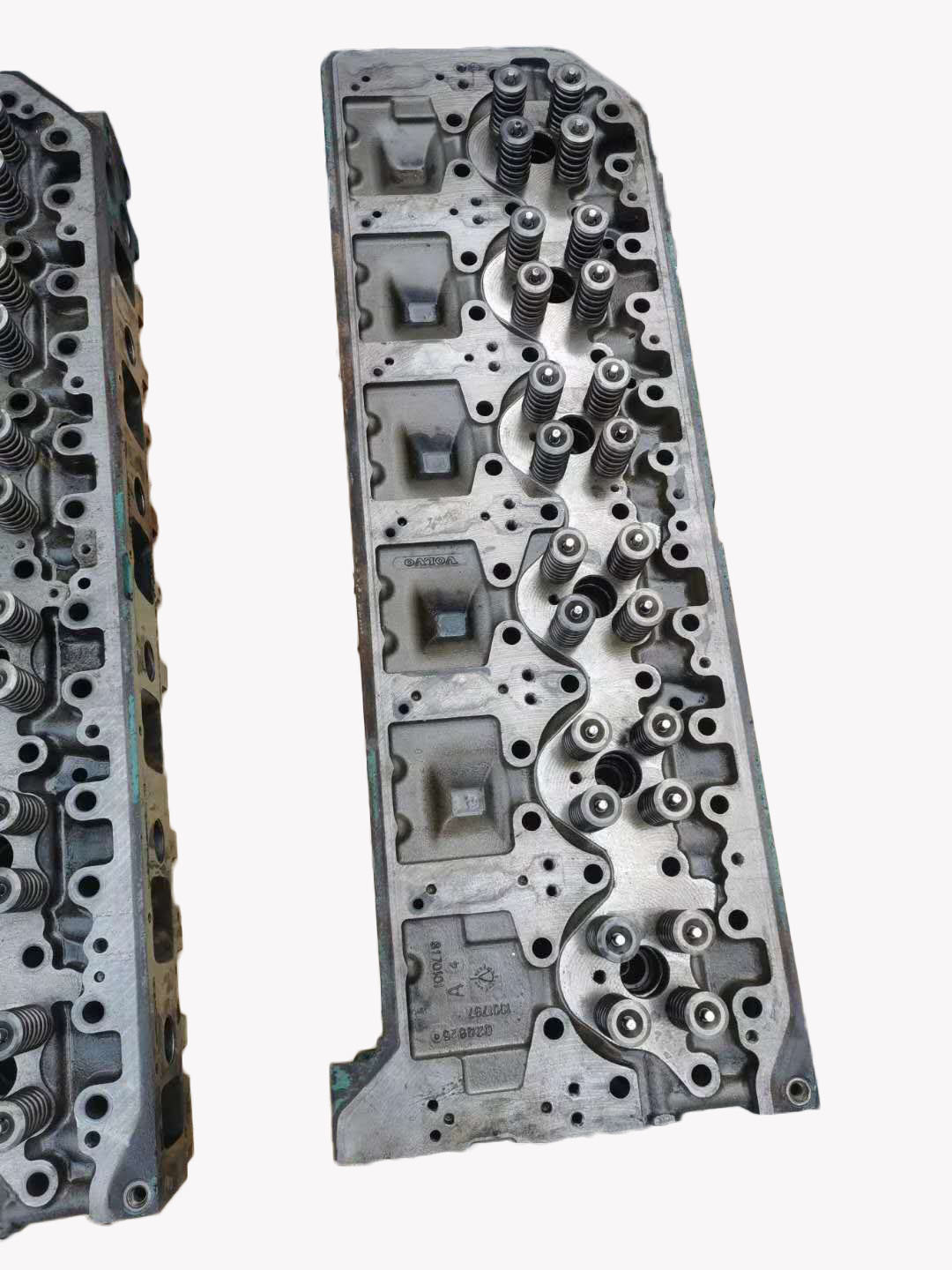 VOLVO D12D Cylinder Head Assembly