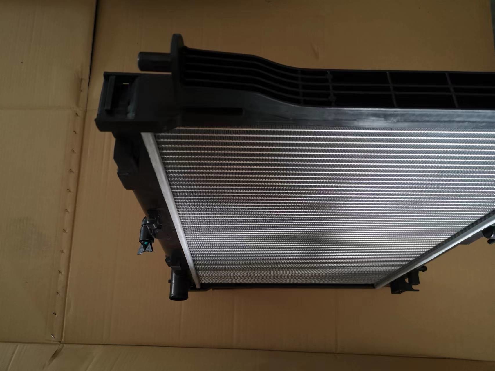 Dmax Radiator 8981372764 Isuzu 4JK1 4JJ1 Engine Aluminum Plastic Radiator Core Size 658*420