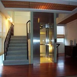 China 500-5000 Kg Capacity Screw Drive Elevator with Emergency Stop Protection and Low Maintenance wholesale