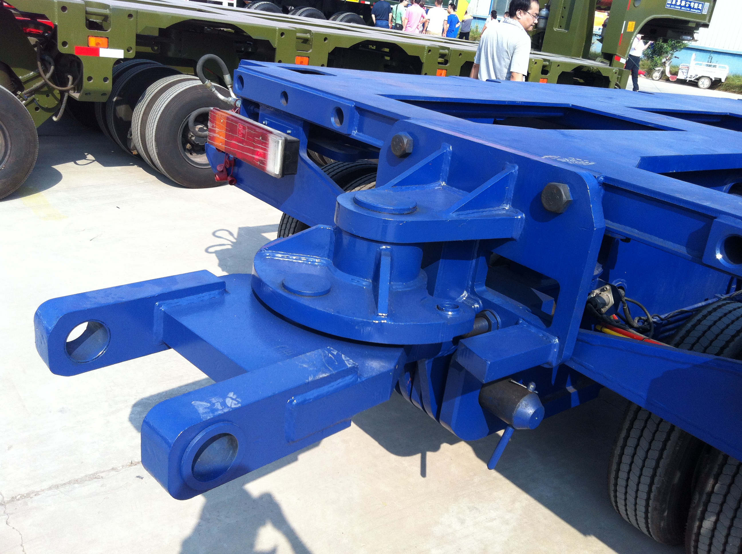 Semi-Trailer with Hydraulic System Gooseneck Steering Axles and Heavy Duty Wheels