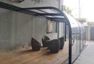 China Arc Garden Glass Roof Sunroom Free Standing Prefab 6065 T5 EPDM wholesale
