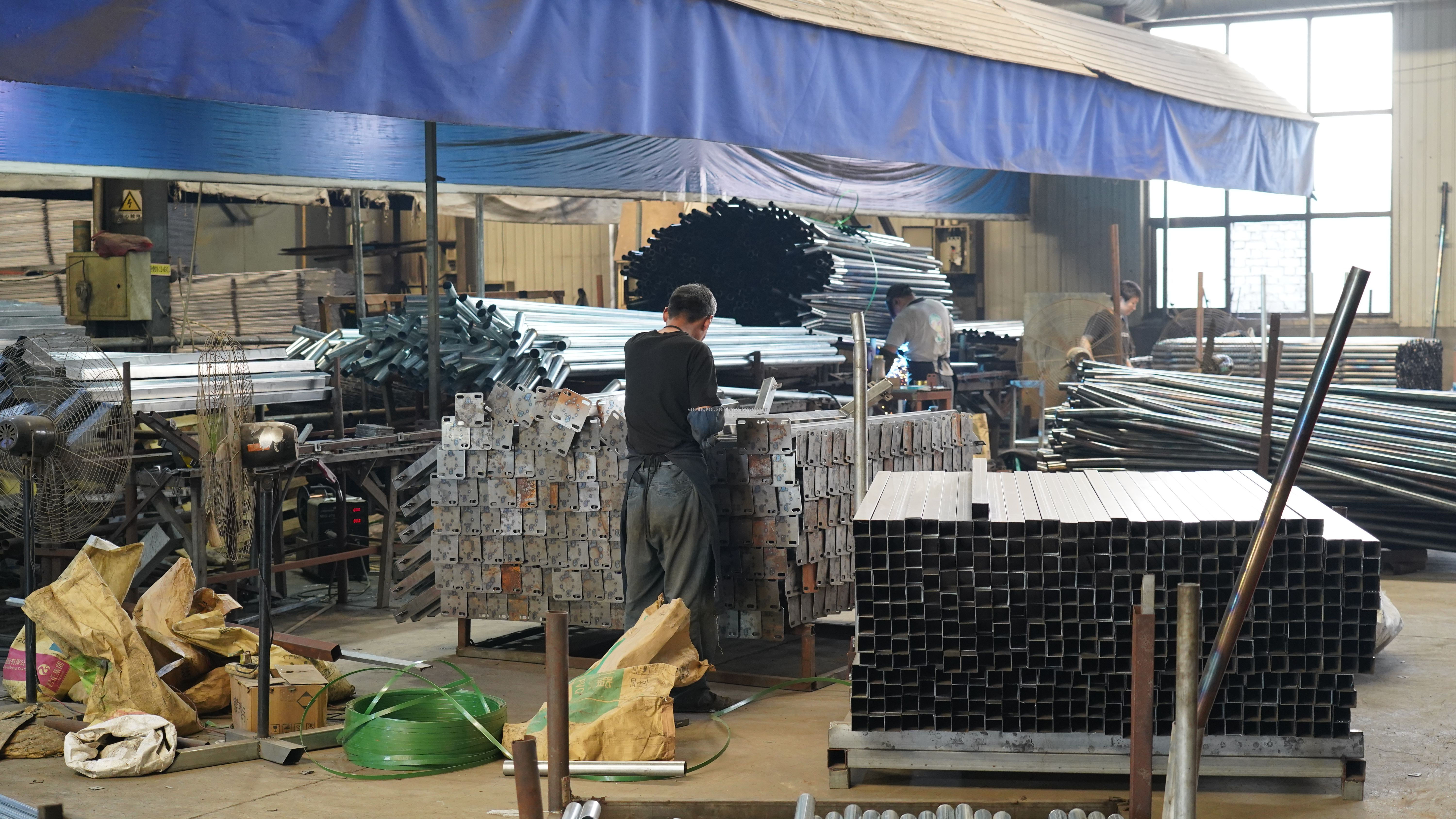 4.0mm Wire Diameter Easily Assembled 3D Triangular Bending PVC Welded Wire Mesh Fence
