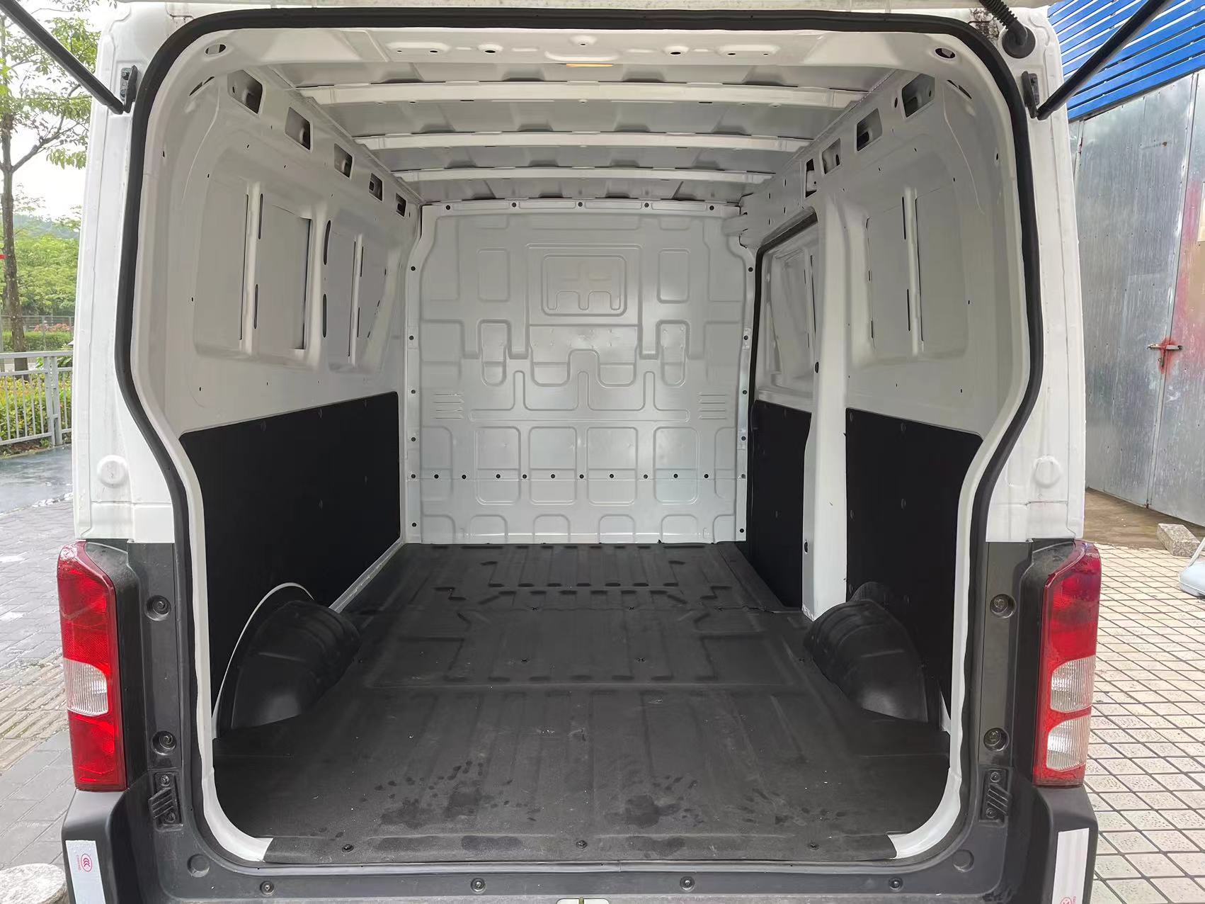 Feidi Q2V White Cargo Truck with Automatic Lifting System and 250km Cruising Range