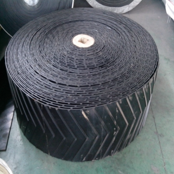 OEM ODM Rubber Herringbone Pattern Conveyor Belt 500mm Width with 0-40° Inclination Angle