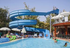 China Water Amusement Theme Park Pool Fiberglass Slide For Kids Play Customized Color wholesale