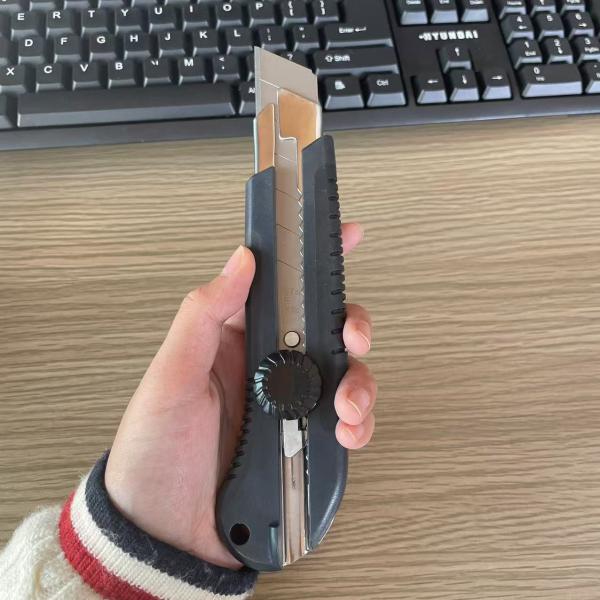 25mm Black Plastic Handle Snap Off Utility Knife with Rotary Locking for Thin Sheeting