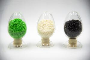China Green PET Recycle Plastic Bottle Pellets Reuse White Customizable IV0.6-0.8 Fiber Grade on sale