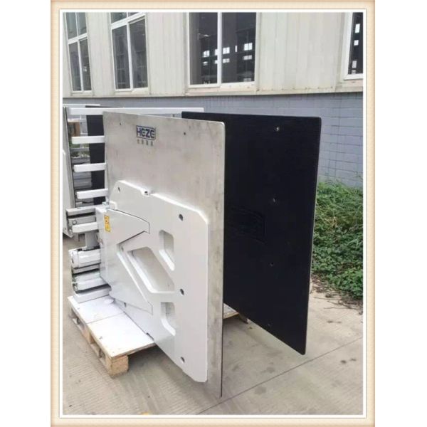 Forklift carton clamps