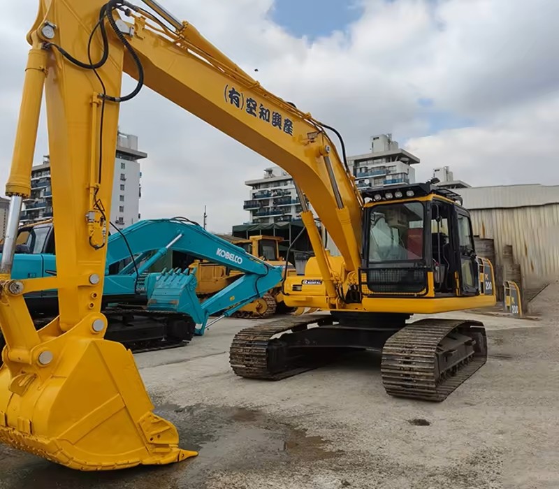 Japan 22T of medium-sized Used Crawler Excavator PC220-8