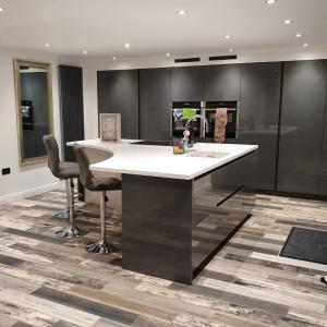 China Highly ODM/OEM Waterproof Glossy Kitchen Cabinet for House Kitchen Modern Design Styl wholesale