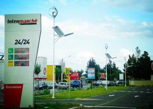 China Highway 80W 24V Wind And Solar Hybrid Street Light System Installed In France wholesale