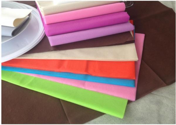 Quality Disposable Non Woven Tablecloth With Degradable 100% PP Spunbonded Fabric for sale