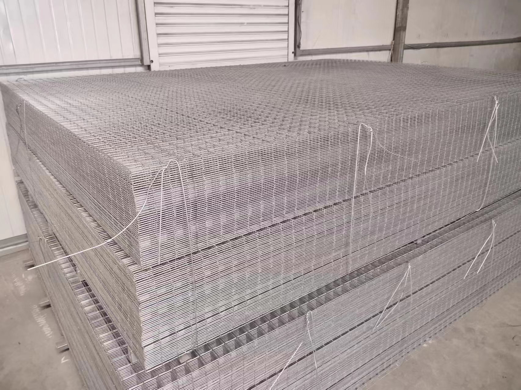 Customized Size Hot Galvanized Iron Roll Welded Wire Mesh for Farm