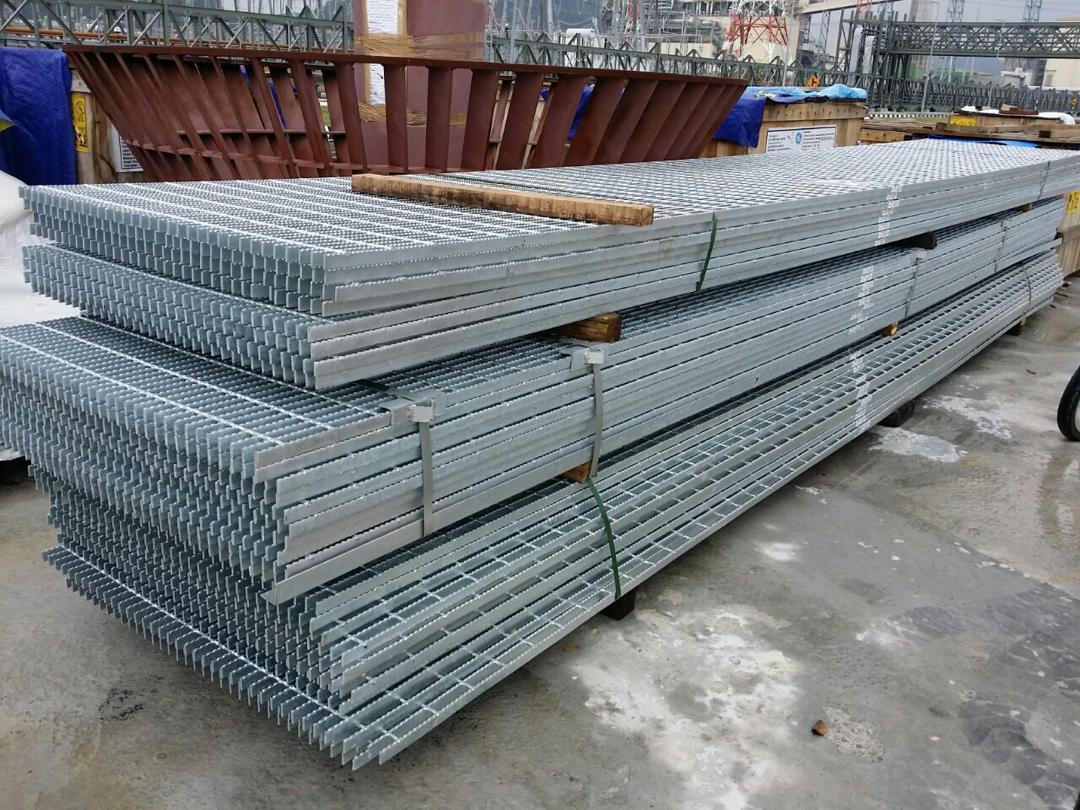 Heavy Duty Smooth Surface 50x5 Platform Serrated Steel Grating