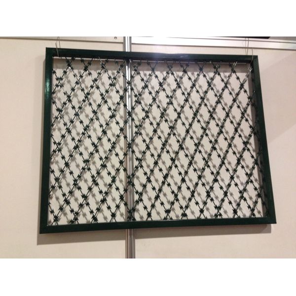 Hot Dip Galvanized Barbed Razor Wire with 2.5mm Wire Diameter for Protective Construction