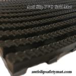 Open Grid PVC Slip Resistant Floor Mats Hard Wearing Width 0.9M