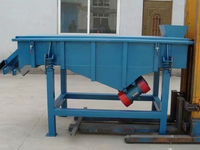 Reinforced Frame Linear Vibrating Screen Machine Heavy Duty Parameter Adjustable