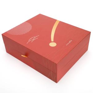 China varnish Collapsible Gift Box With Magnetic Closure for Cloths Chirstmas wholesale
