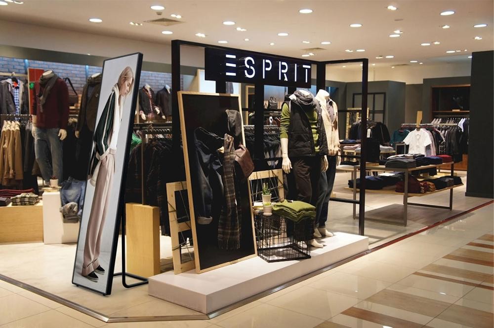 Indoor P2.5 83in LED Advertising Digital Signage 1R1G1B